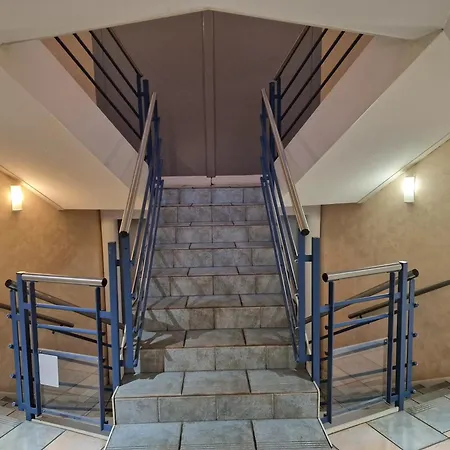 Comfortable Duplex En Securisee Proche Metro Lägenhet