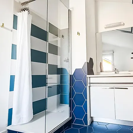 Duplex Moderne Et Lumineux Avec Piscine Et Parking *